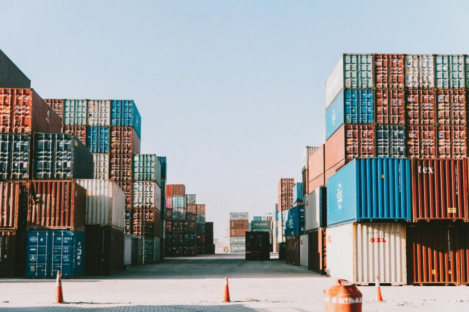 Container impilati in un terminal portuale europeo