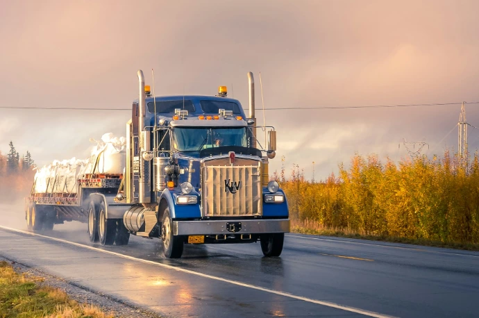 Camion ADR signalé par panneau orange pour matières dangereuses