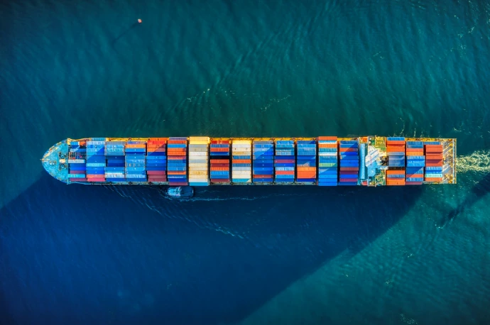 Navire porte-conteneurs vu du ciel, transport maritime de marchandises dangereuses