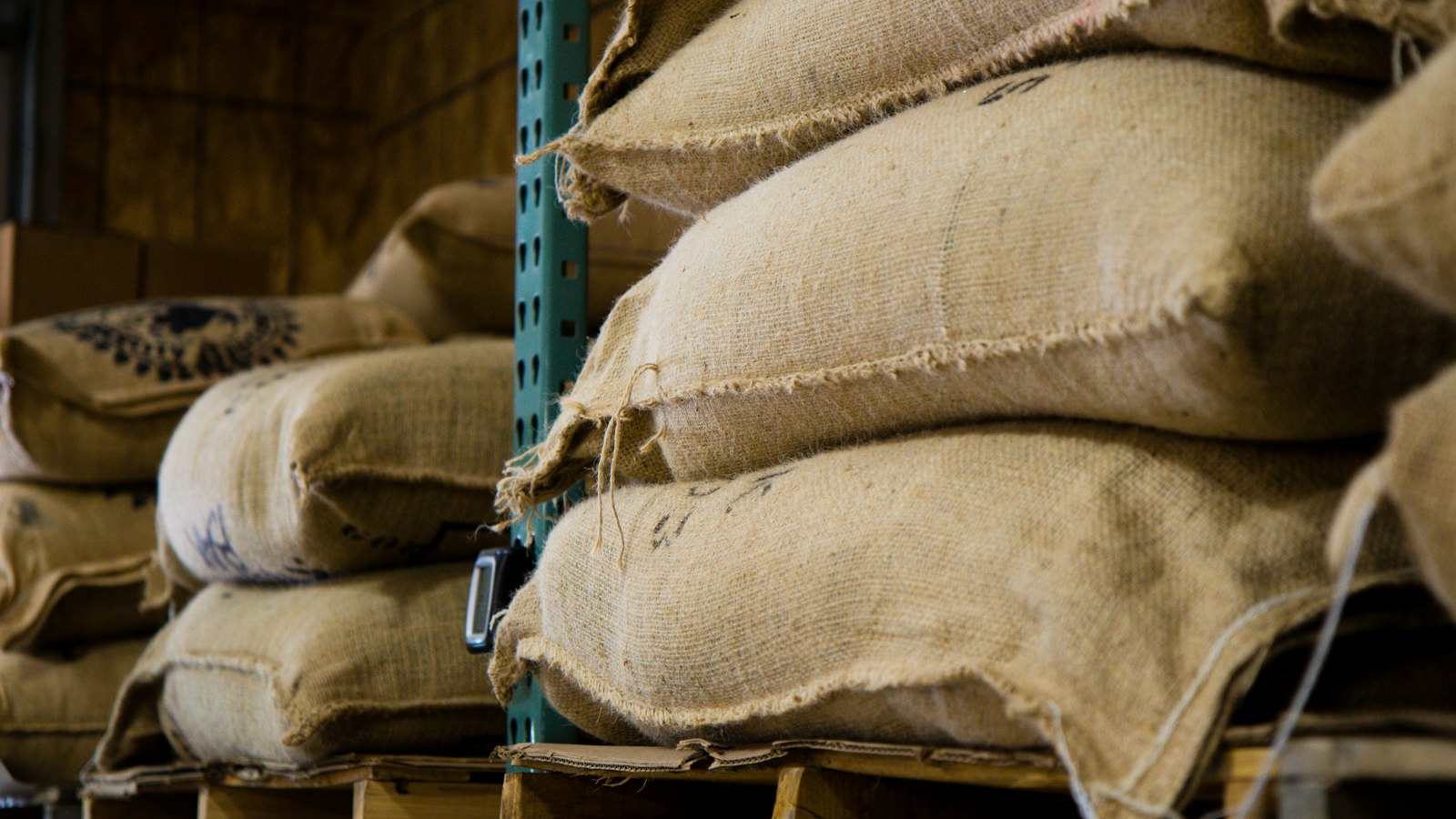 Sacs de café stockés avant expédition