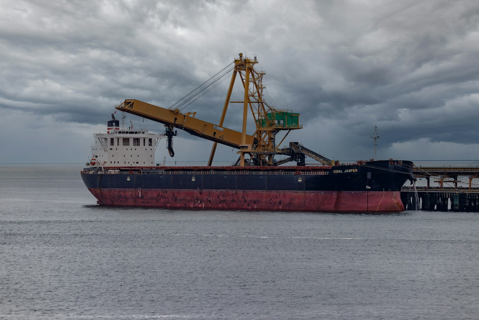 Chargement d'un vraquier au port